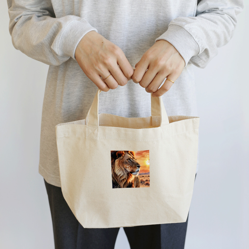 nigihayahiの夕日を背景に威厳あるライオンの姿。 Lunch Tote Bag