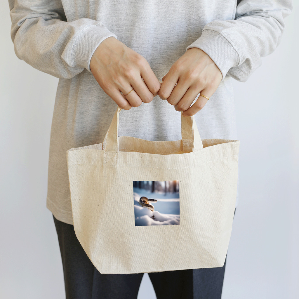 Sunbathingの美しい雪景色の中を這いずりながら喜んでいる蛇 Lunch Tote Bag