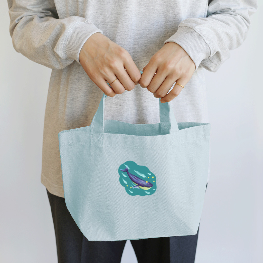 ari designの星と泳ぐシロナガスクジラ Lunch Tote Bag