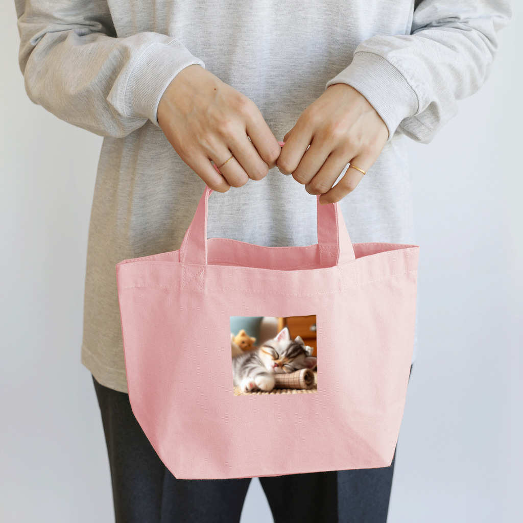 終わらない夢🌈の眠るにゃんこ😺zzz Lunch Tote Bag