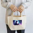 moesoraの音楽を聴く女性 Lunch Tote Bag