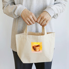 AQUAMETAVERSEの帽子をかぶった可愛いリス Marsa 106 Lunch Tote Bag