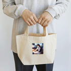 LuLu Shopの可愛らしいポニーテールヘアスタイルで爽やかな笑顔を浮かべています。 Lunch Tote Bag