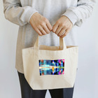 ジョー「鏡面反射のデジタルアート」(鈴木穣)の鏡面反射の光る深夜の大都会　Model「Vika_Glitter」 Lunch Tote Bag