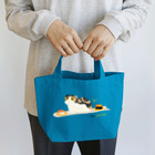 Quatre Illustrationのネコがのってみた♬ 01-S.回転寿司 Lunch Tote Bag