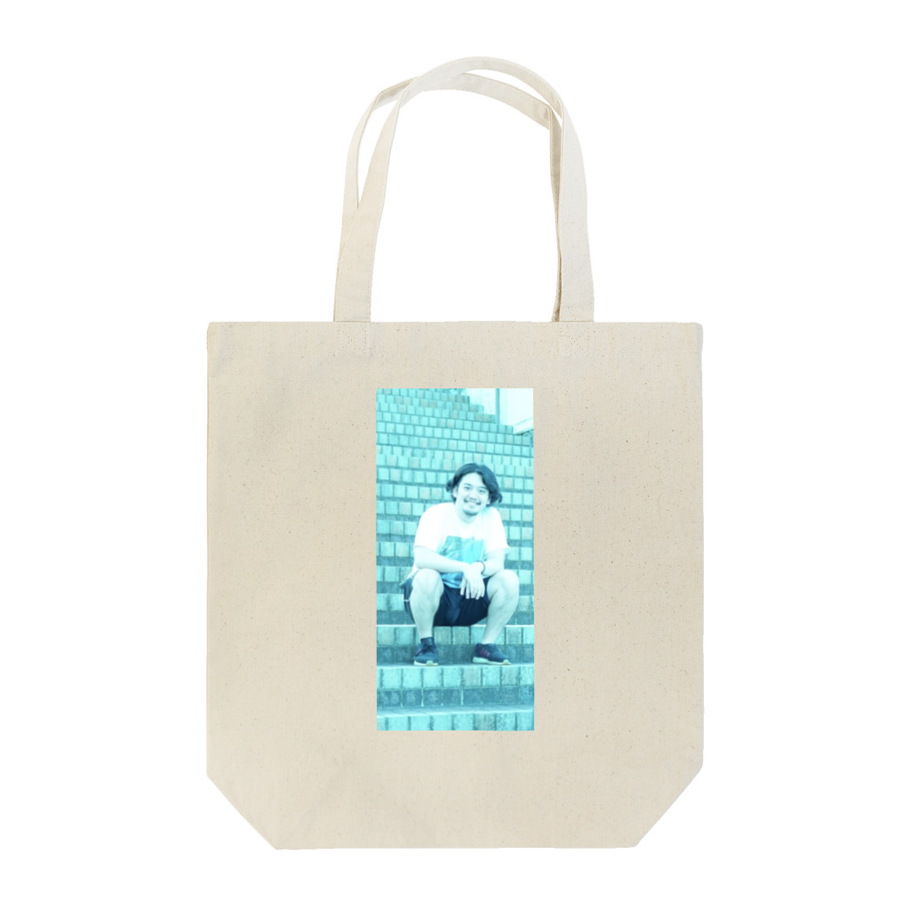 sn22000の階段に座り佇む佐伯さん Tote Bag