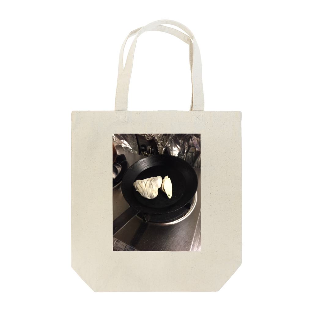 ヘンコジ物販の冷凍餃子を焼いている Tote Bag