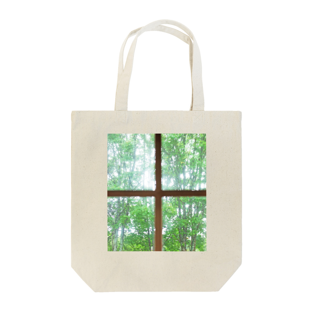 TOMOKIの店の窓越しの緑 Tote Bag