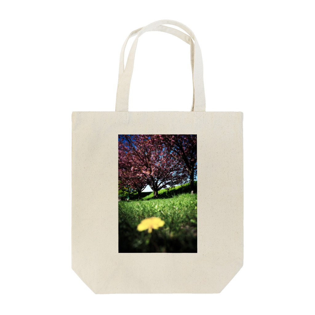 nomnomのLook up at the cherry tree Tote Bag