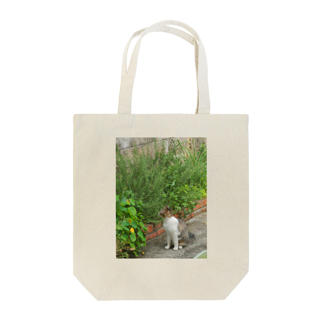 みどりのハーブを眺めるマーズー Tote Bag