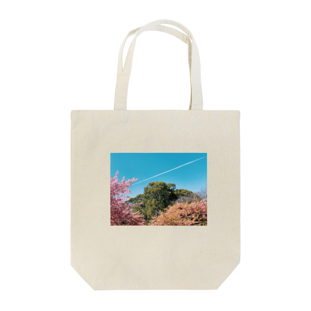 BLACKANDWHITEの木と桜と飛行機雲とカラス トートバッグ