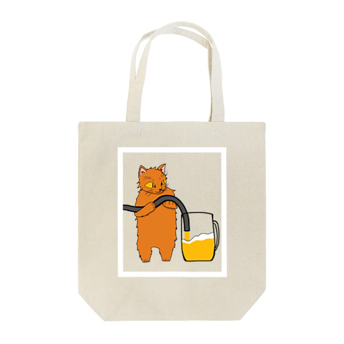 ビールをホースで注ぐ猫 Tote Bag