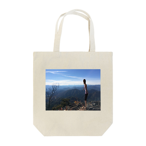 山から景色を眺める Tote Bag