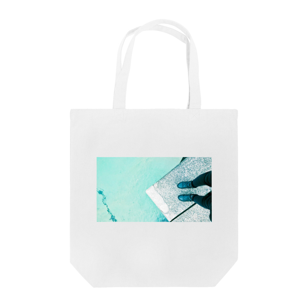 古春一生(Koharu Issey)の今日じゃない。(海と靴) Tote Bag