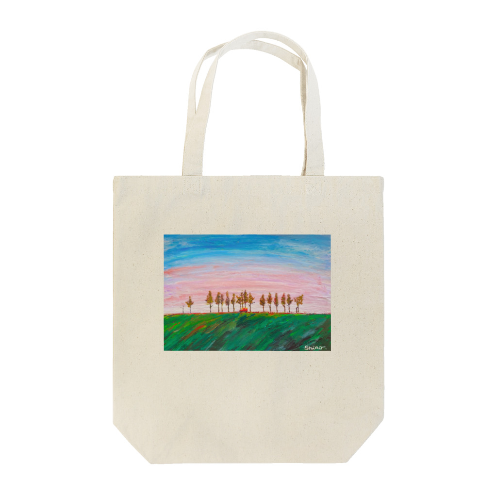 SHINOCHIKA.artworksの並木道をかける赤い車 Tote Bag