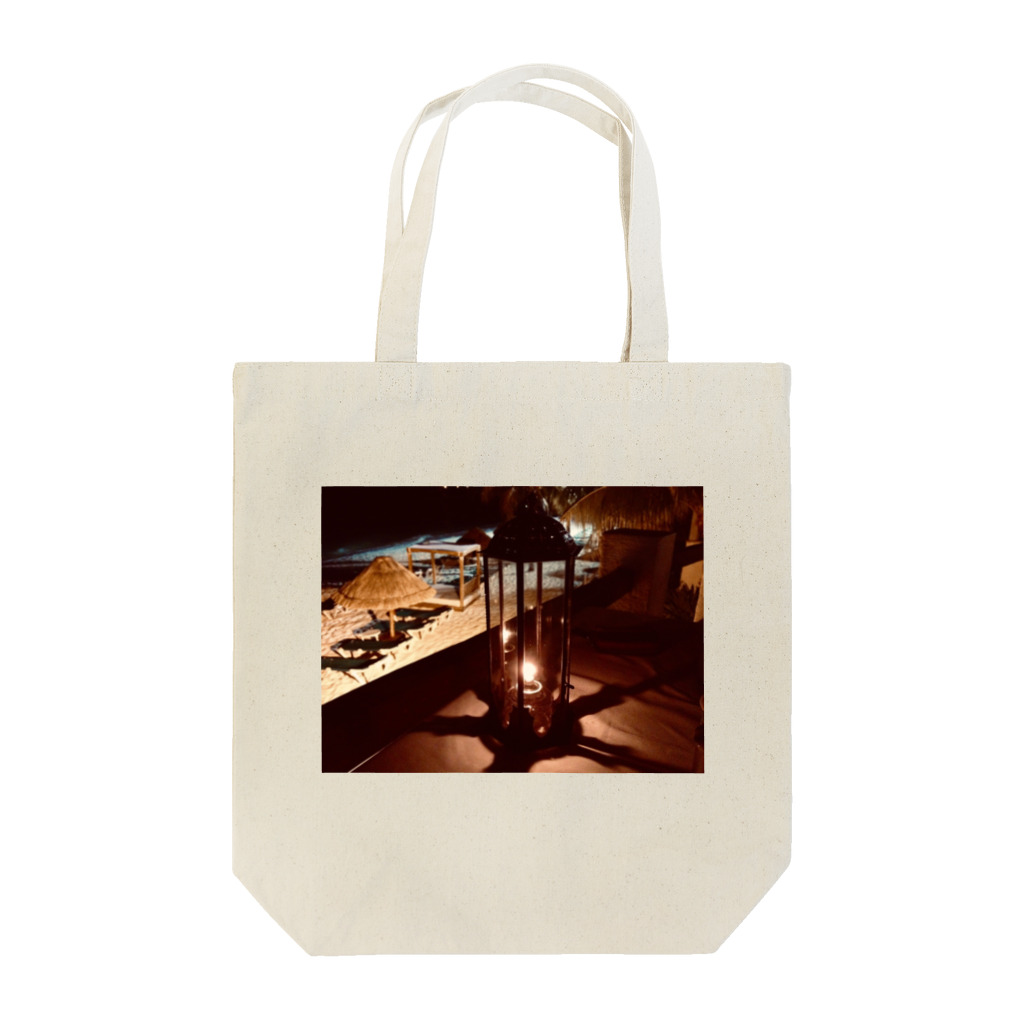 Una Villa Shopの夜のビーチとランタン１ Tote Bag