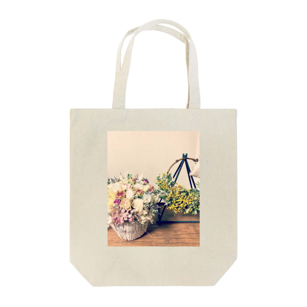 mikangumaのアレンジメントとミモザのリース Tote Bag