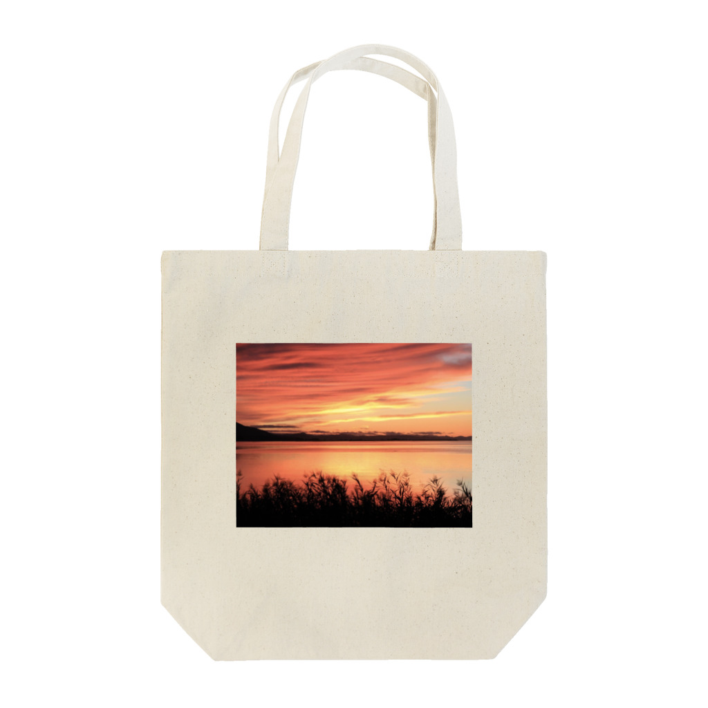 野鳥と犬の竃蔵屋(かまくらや)のサロマ湖の夕陽。北海道。 Tote Bag