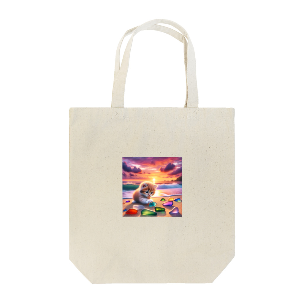 yunakiziの夕日の中シーガラスで遊ぶ子猫 Tote Bag