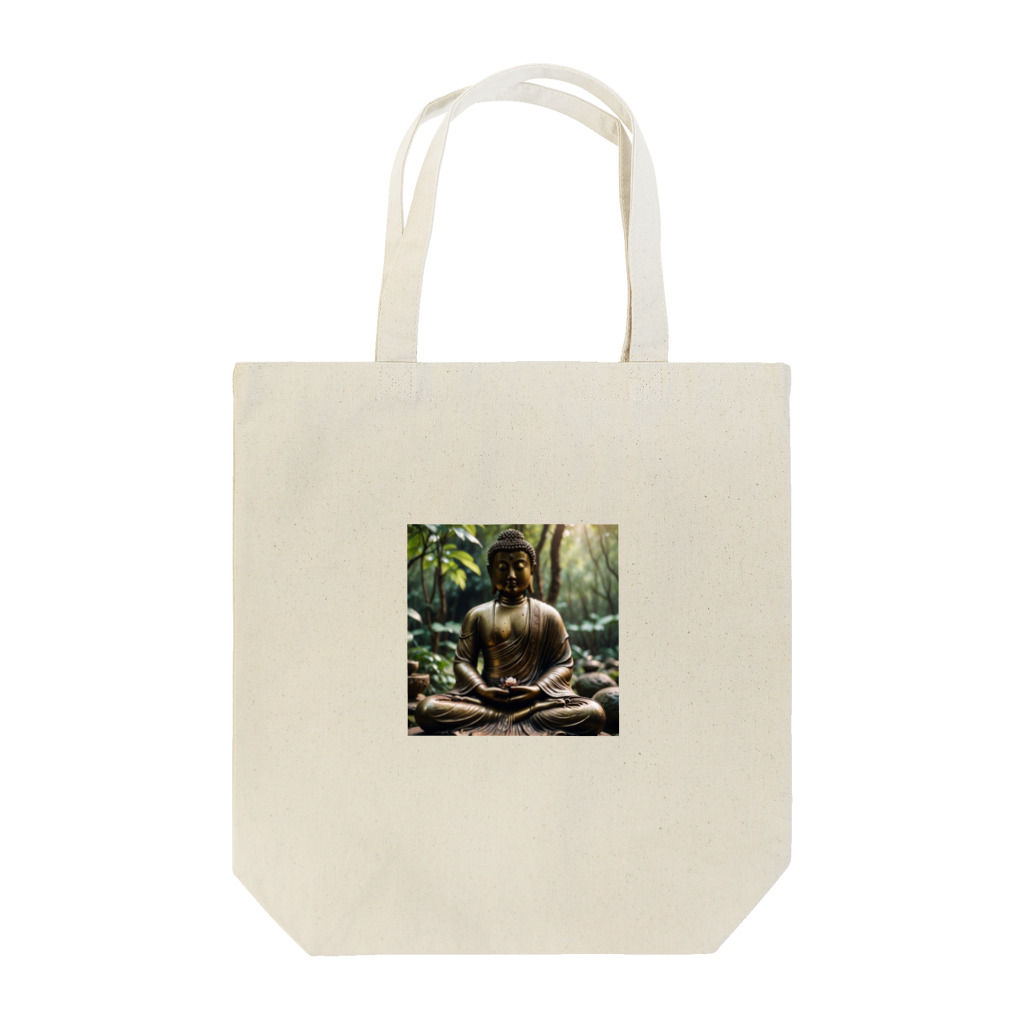 Take-chamaの深呼吸してリラックス☁️ 緑豊かな自然に囲まれた場所で、仏像が安らぎの空間を演出。 トートバッグ