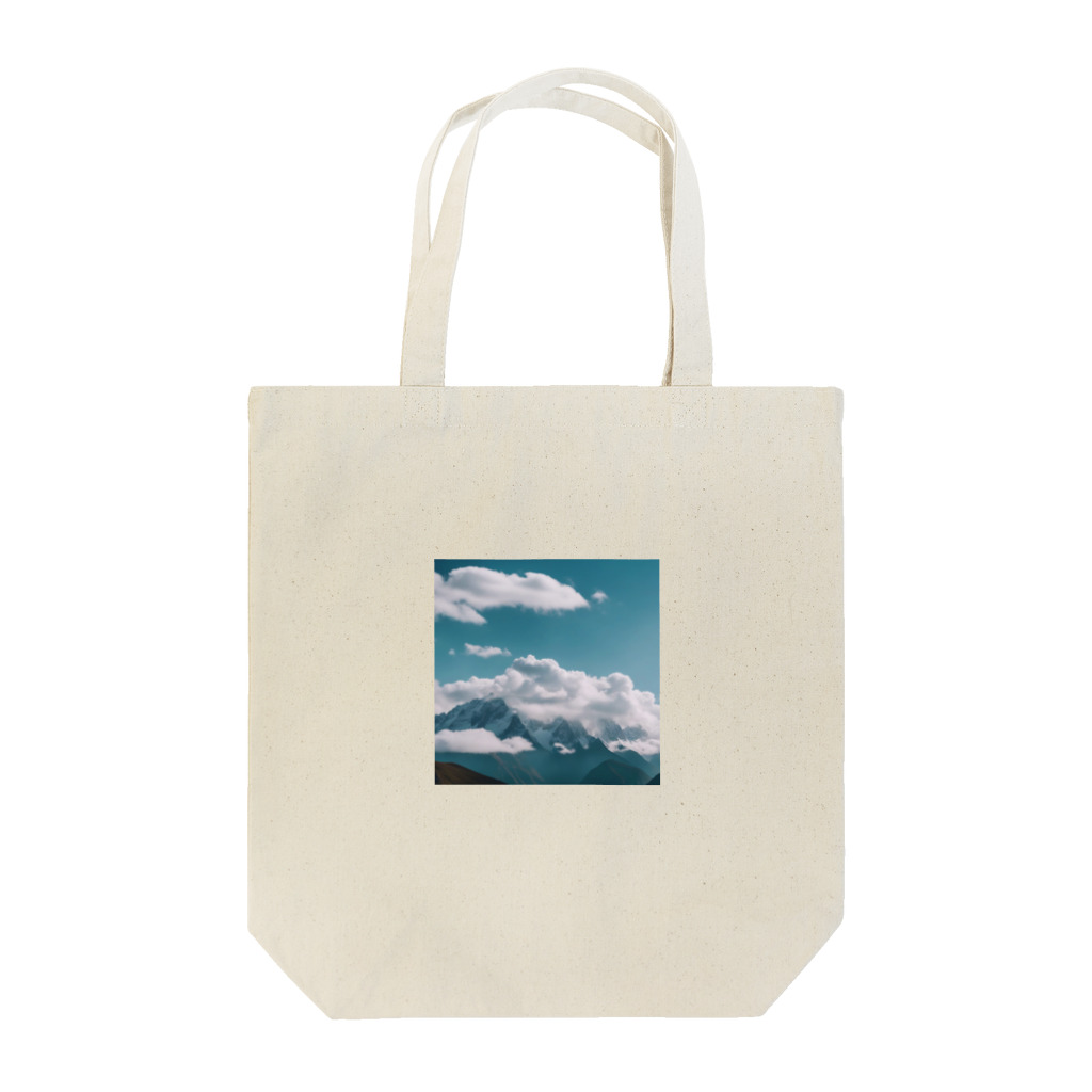 Hi-makiの雲が高い峰々に包まれ、一面に広がる山岳地帯 Tote Bag