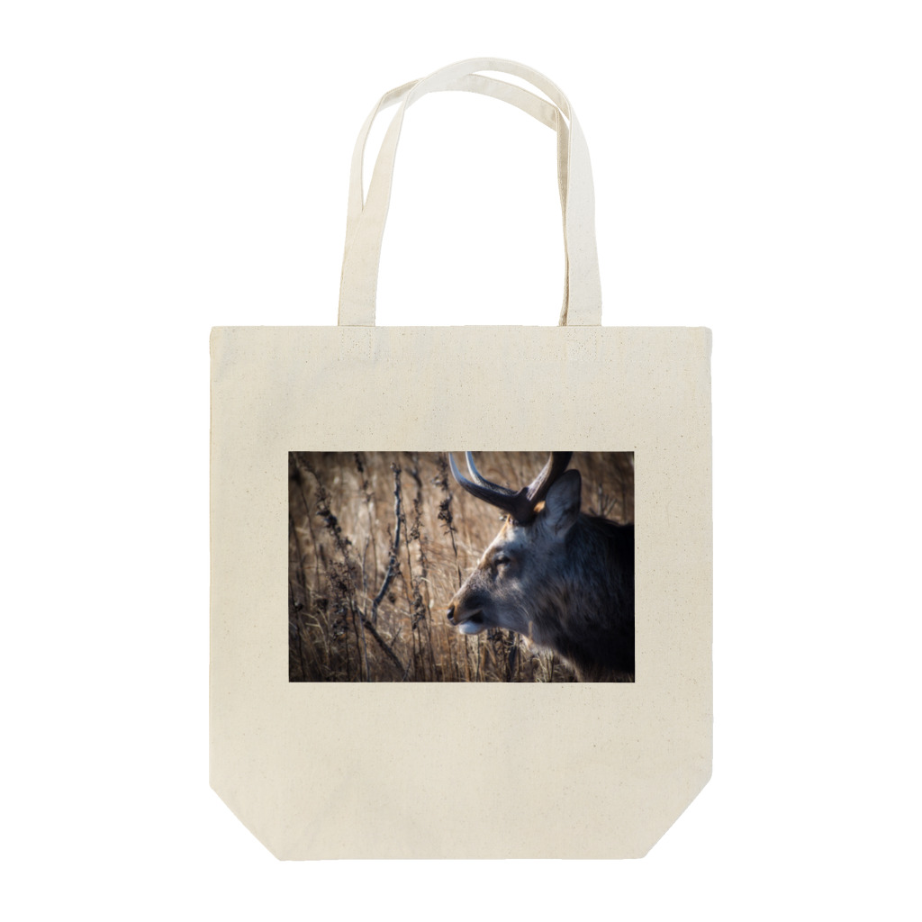 すみれの写真の野付半島に生きる鹿の笑み Tote Bag