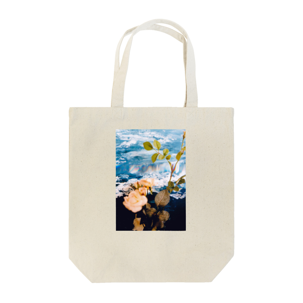 momoka nakazawaの造花と絵画の海岸と Tote Bag