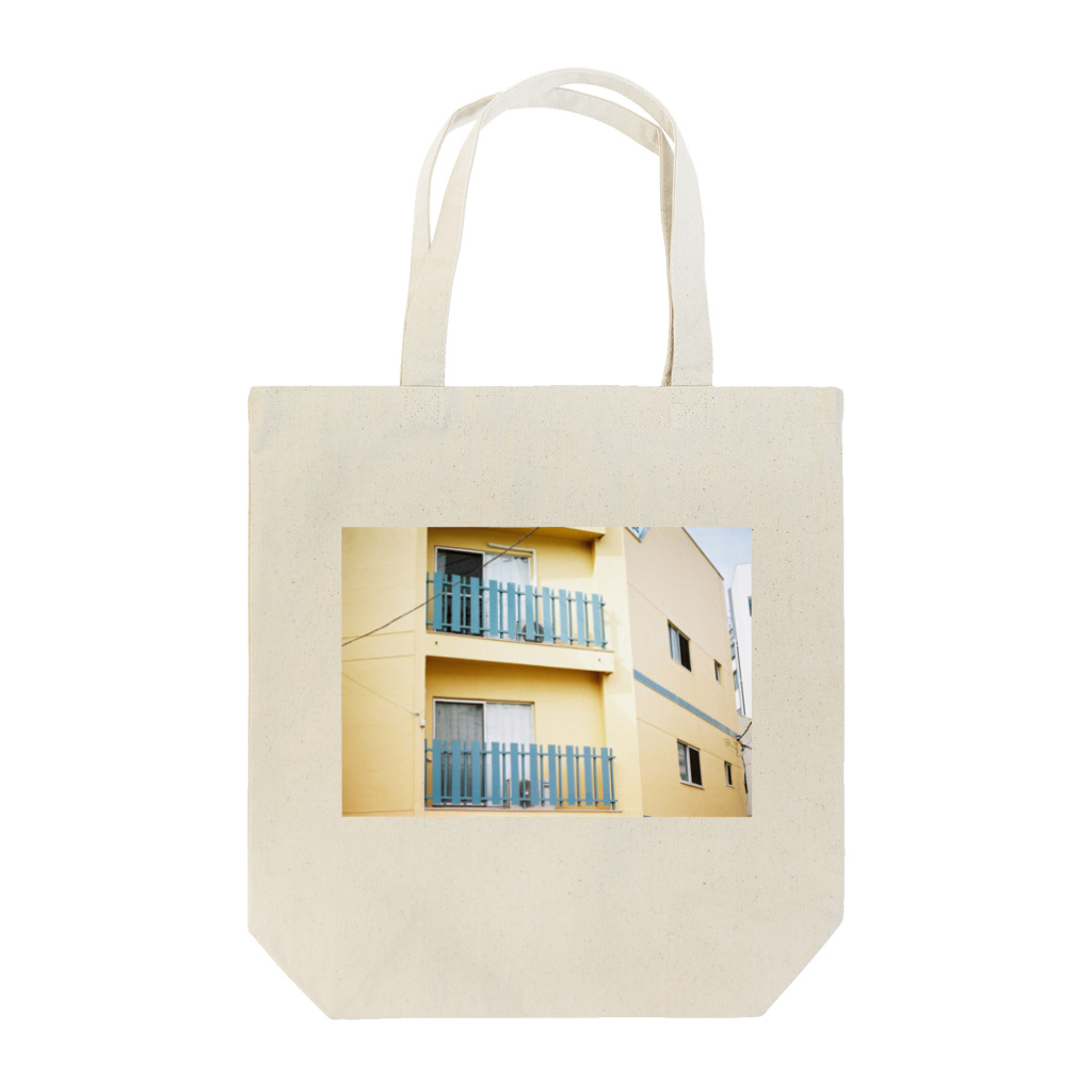 KOTO Filmの配色建物 Tote Bag