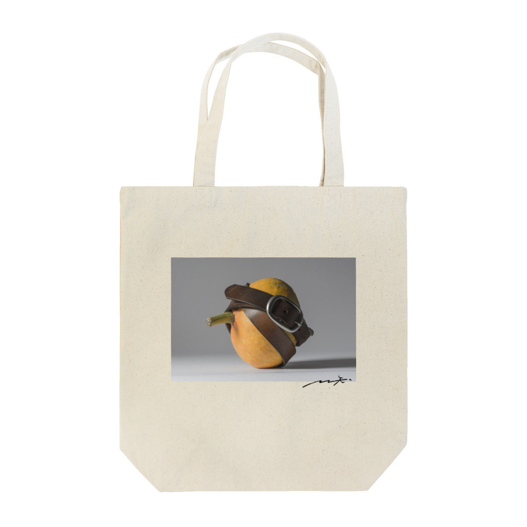 TAKUMIX WEB STOREのベルトを巻いた静物 Tote Bag