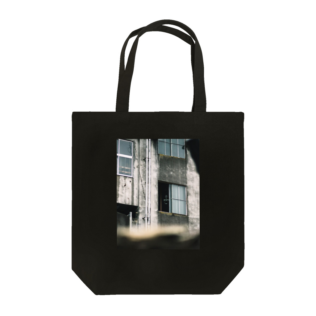 ハラシバキ商店の心霊写真(窓の女②) Tote Bag