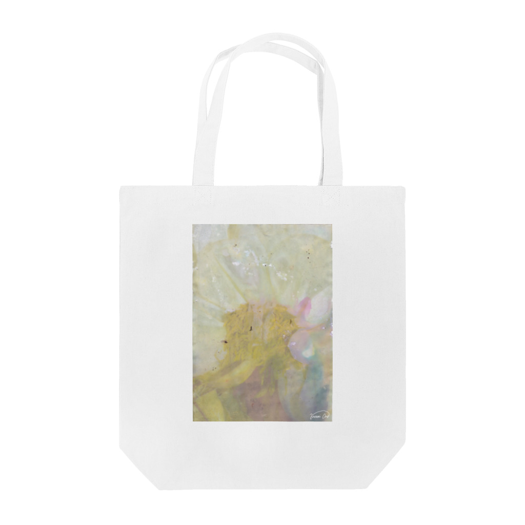 小さな野原のDecomposition of photo by soil(White Flower) Tote Bag