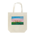 SHINOCHIKA.artworksの並木道をかける赤い車 Tote Bag