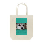 フリー素材おきなわグッズショップの隙間から顔を出す犬 Tote Bag