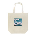 Hi-makiの雲が高い峰々に包まれ、一面に広がる山岳地帯 Tote Bag