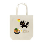 MirofuruDesignのラーメンが大好きな黒猫がラーメンを見つけて驚いている Tote Bag