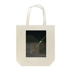 おふとんねこのくらがりからこっちを見てる Tote Bag