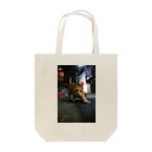 シッポ追いの猫写真店のInto the night Tote Bag