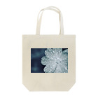 UMIのコスモスの上の雨粒 Tote Bag