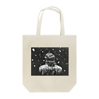 Ryo’s Art ShopのA Man in Snow Tote Bag