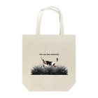 Beagle & Talesのビーグルが草むらで夢中に何かを探している様子を描いたイラストです。 Tote Bag