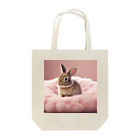 キャリーのふわふわのクッションで遊ぶウサギの赤ちゃん Tote Bag