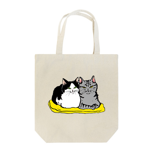 黄色い座布団のサバトラとハチワレ仲良し猫(香箱)-猫竹 Tote Bag
