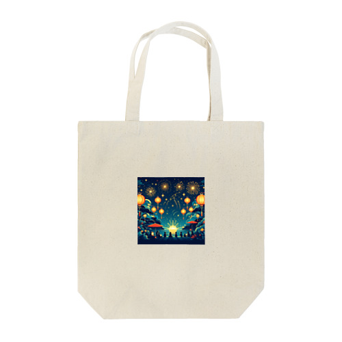 夏祭り、提灯が灯る下で花火をみている Tote Bag