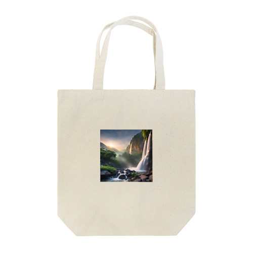 夜明けの滝と山々の美しい自然風景 Tote Bag