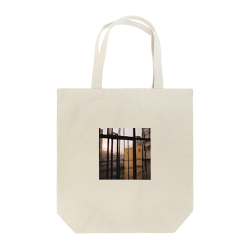 窓から覗く荒廃した建物が立ち並ぶ無人の通り Tote Bag