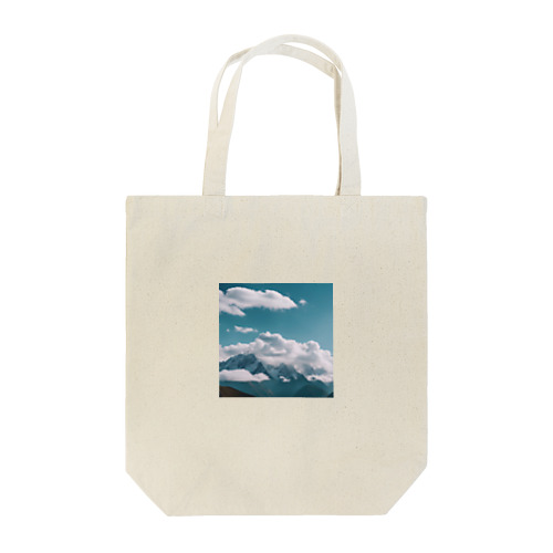 雲が高い峰々に包まれ、一面に広がる山岳地帯 Tote Bag