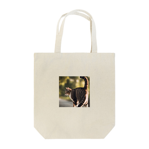 尻尾を立てて逃げようとしている猫 Tote Bag