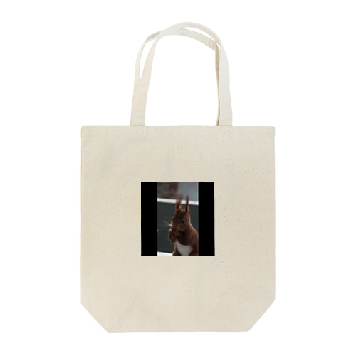 なにかを食べるリス Tote Bag