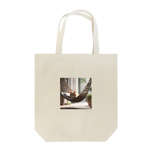 ハンモックでくつろいでいる猫 Tote Bag