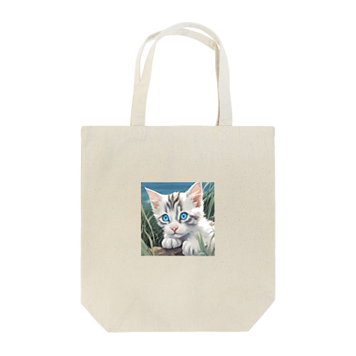 草むらの虎縞白猫 Tote Bag